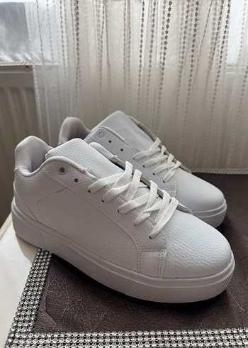 Zara Minimal Beyaz Sneaker