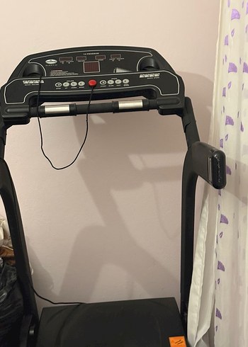  Siyah Universal Black 5.30 koşu bandı salon tipi