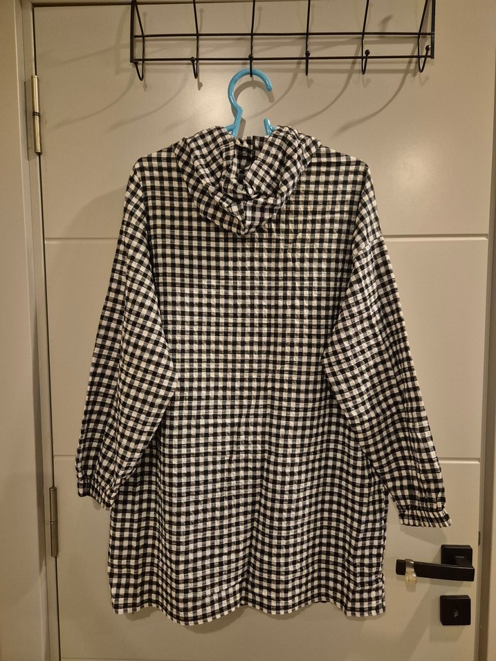 siyah beyaz Kapüşonlu Kareli Kadın Yağmurluk - Görsel 2