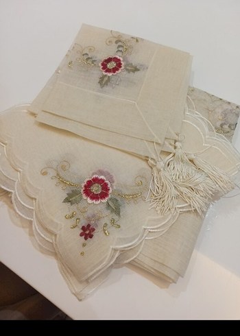 İşlemeli Beyaz Masa Örtüsü Seti - Görsel 4