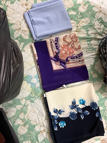 Üç adet başörtü