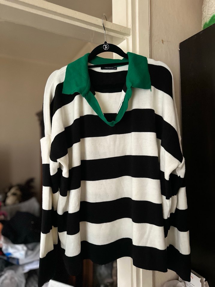 Yeşil Yakalı Çizgili Salaş Triko Kazak - Görsel 2