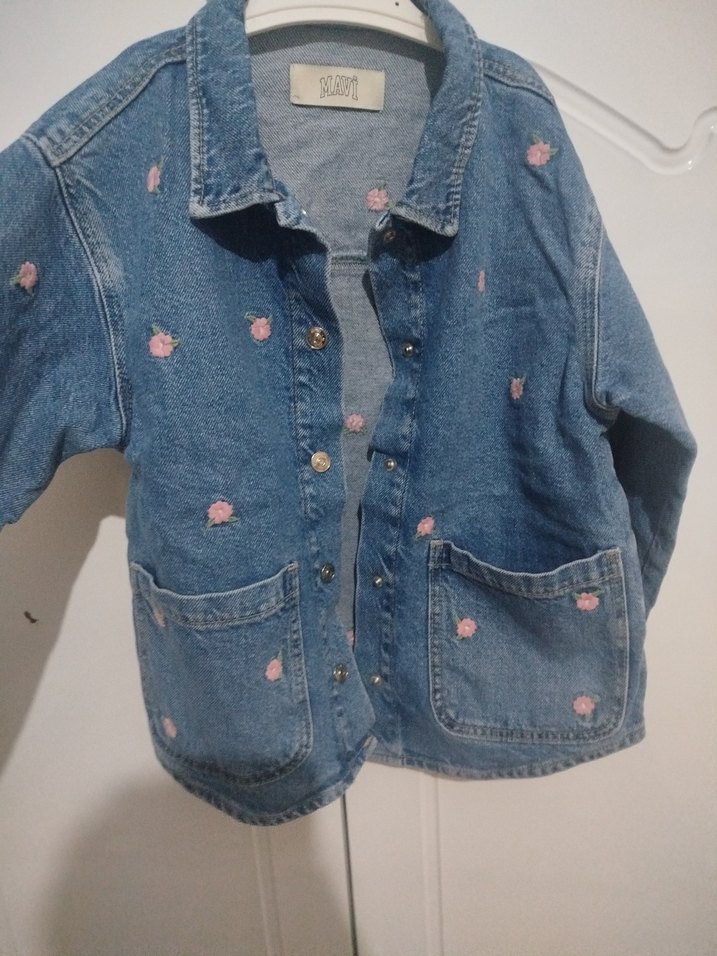 Nakışlı Düğmeli Mavi Kız Kot Ceketi - Görsel 5