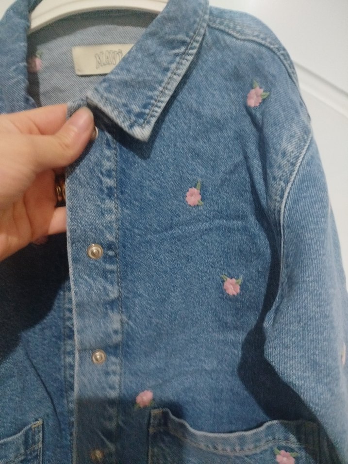 Nakışlı Düğmeli Mavi Kız Kot Ceketi - Görsel 4