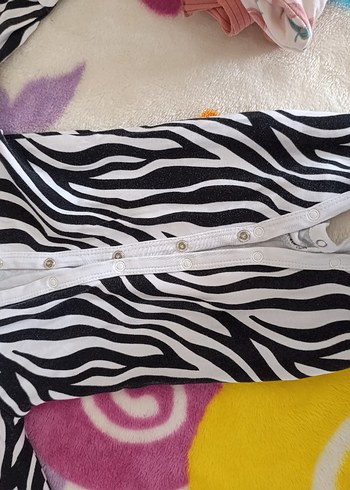 Düğmeli Zebra Desenli Kız Bebek Body - Görsel 5