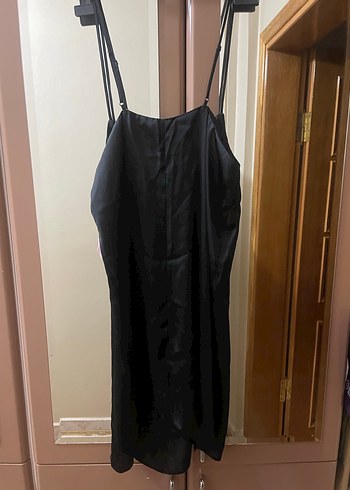Siyah Midi İpek Görünümlü Askılı Elbise - Görsel 3