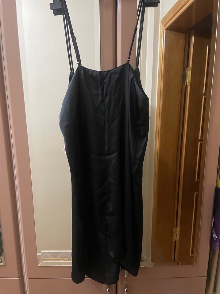 Siyah Midi İpek Görünümlü Askılı Elbise - Görsel 3