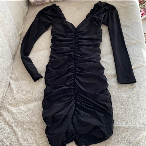 Üste oturan siyah kısa mini elbise