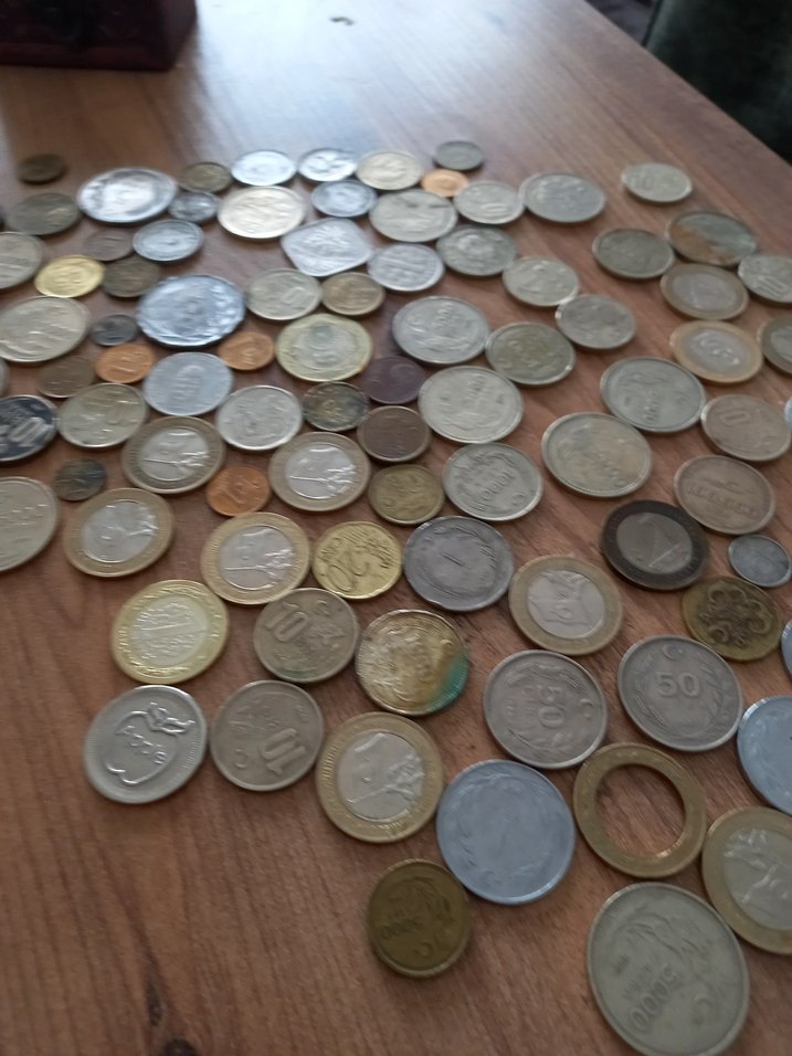 Ahşap Üzerinde Karışık Eski Paralar - Görsel 3