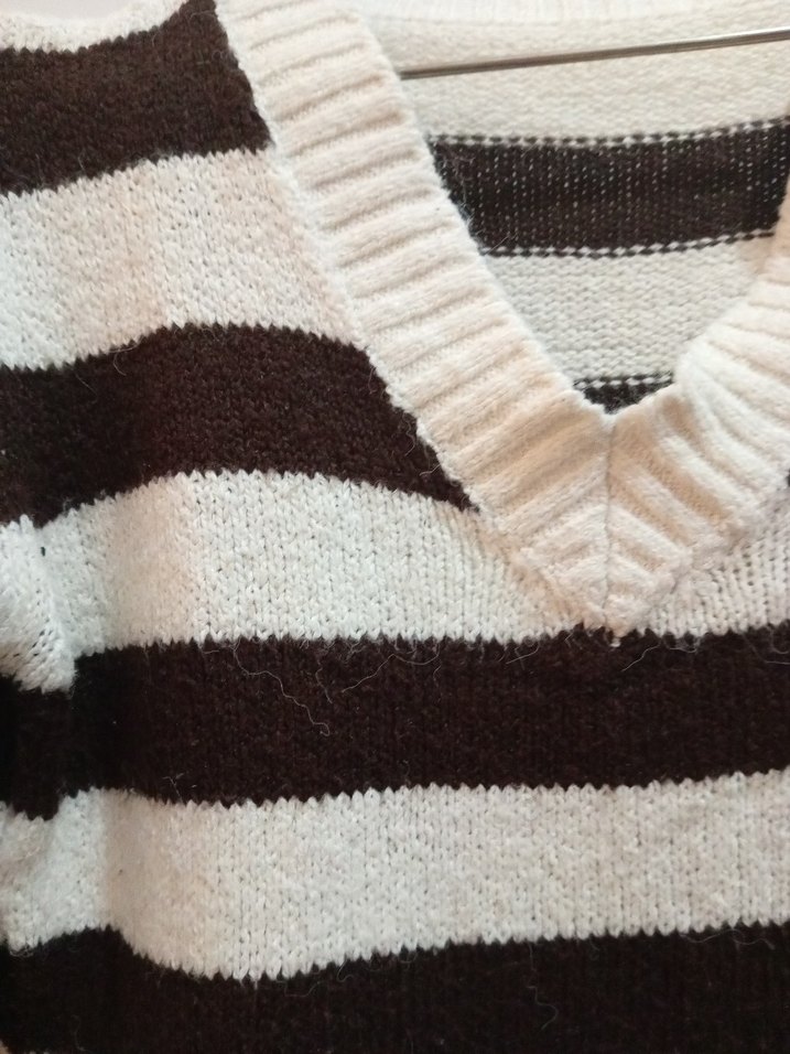 V Yaka Çizgili Kadın Triko Kazak - Görsel 2