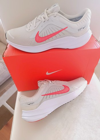 42 Beden beyaz Renk Nike Quest 5 Erkek Beyaz Koşu ve Antrenman Ayakkabısı kutuusunda