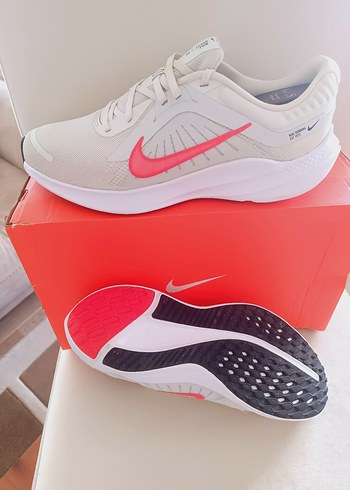 42 Beden Nike Quest 5 Erkek Beyaz Koşu ve Antrenman Ayakkabısı kutuusunda