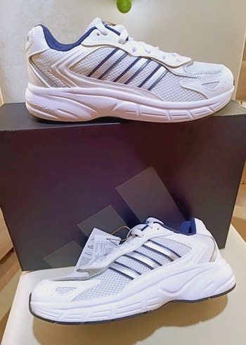 Adidas orjinal sıfır etiketli üründür