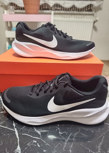 Nike Revolution Orjinal sıfır kutusunda üründür - Görsel 3