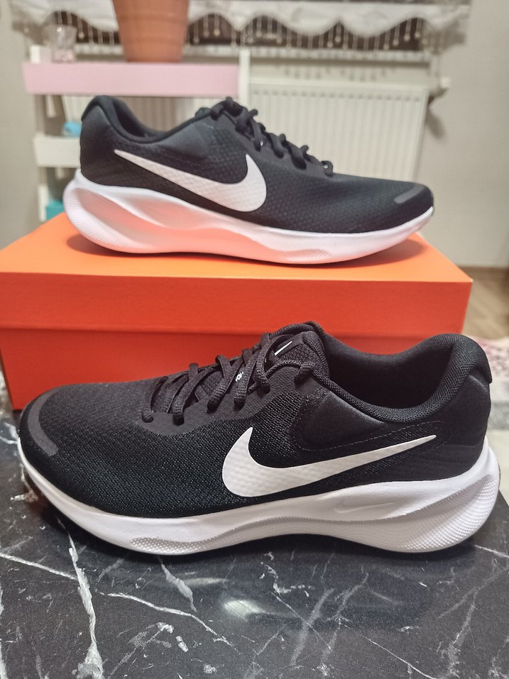Nike Revolution Orjinal sıfır kutusunda üründür - Görsel 3