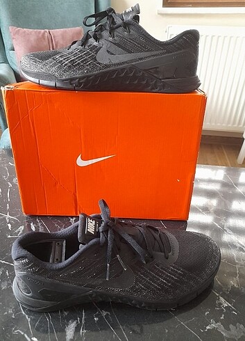 43 Beden siyah Renk Nike metcon 3 orjinal kutusunda sıfır gibi üründür sadece spor s
