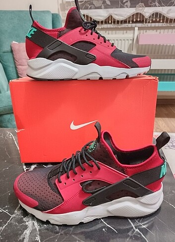 Nike Air Huraache orjinal sıfır gibi üründür sadece salonda birk