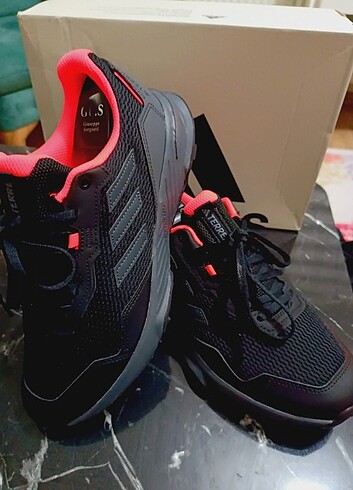 40 Beden Adidas terrex orjinal sıfır faturalıdir.Etiketi üzerinde mağaza