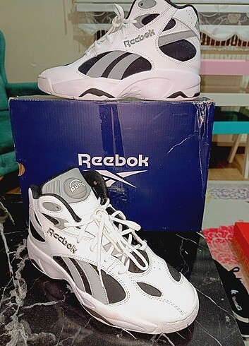 Reebok pump orjinal sıfır faturalı üründür. Hiç giyilmedi ve eti