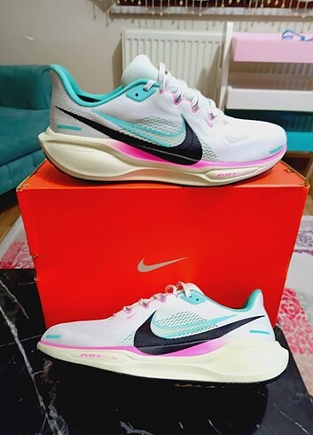 Nike Air zoom Pegasus 41 orjinal sıfır gibi üründür.Sadece 1 kez
