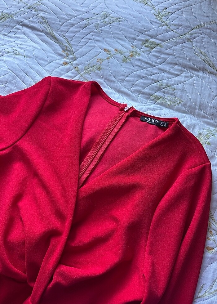 Kırmızı elbise - Görsel 3