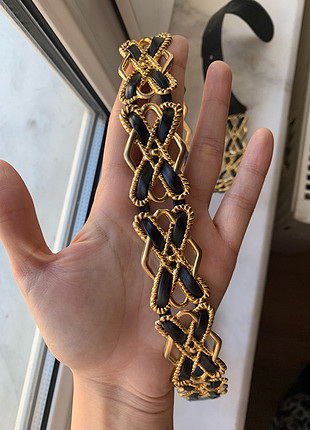 Gold metal detaylı siyah deri kemer