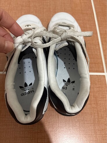 33 Beden beyaz Renk Adidas spor ayakkabı