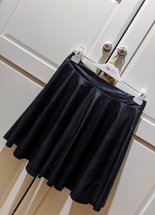 Siyah Önü Pileli Mini Deri Etek

 - Görsel 2