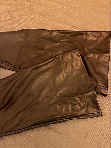 34 Beden siyah Renk pull and bear deri pantolon