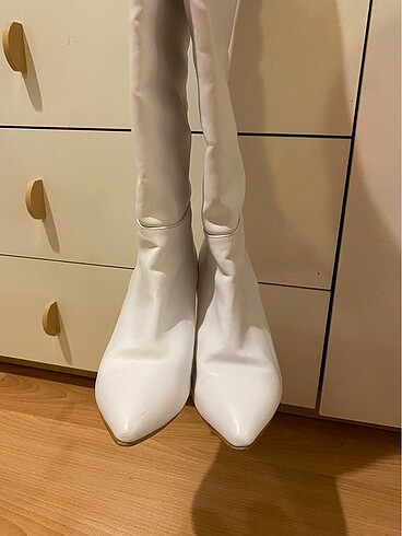 Zara 40 numara beyaz deri çizme