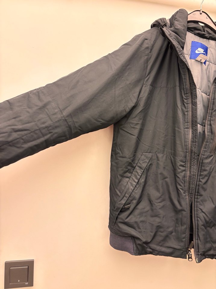 Nike Siyah Kapüşonlu Fermuarlı Erkek Mont - Görsel 3