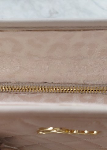 Beden beyaz Renk Pembe Fiyonk Detaylı Y2k Guess Orijinal Çanta