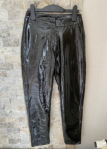 Deri görünümlü parlak pantalon