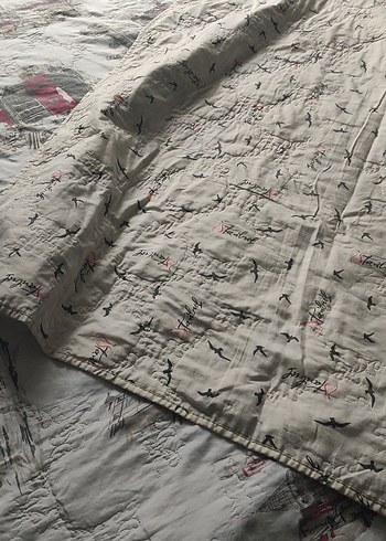 Beyaz ve Gri Desenli Yatak Örtüsü - Görsel 4