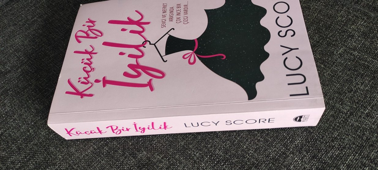 Küçük Bir İyilik - Lucy Score - Görsel 3