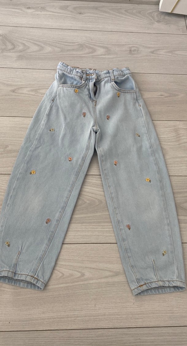 Nakışlı Pamuklu Beyaz Kız Gömlek Kot Pantolon - Görsel 4