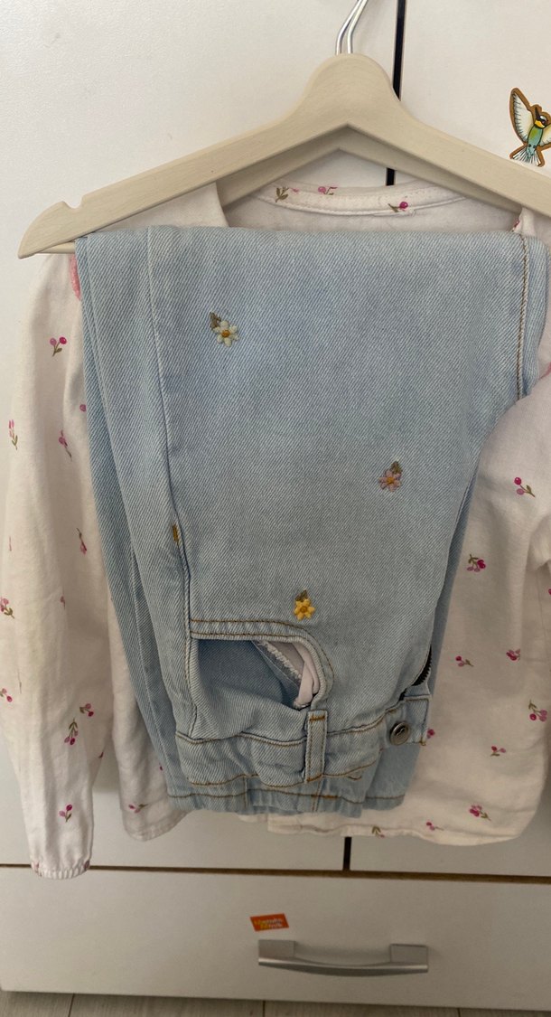 Nakışlı Pamuklu Beyaz Kız Gömlek Kot Pantolon - Görsel 3