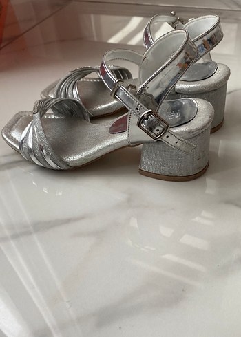 Gri Tokalı Kız çocuk Topuklu Ayakkabı - Görsel 3