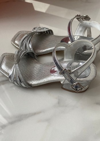 Gri Tokalı Kız çocuk Topuklu Ayakkabı - Görsel 2