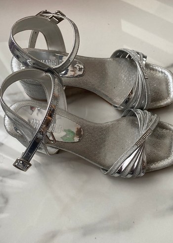 Gri Tokalı Kız çocuk Topuklu Ayakkabı - Görsel 4