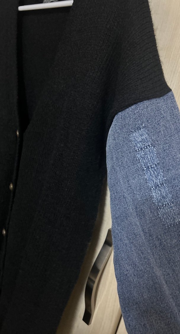 Düğmeli Siyah Denim Kollu Salaş Hırka - Görsel 2