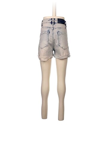 32 Beden Stradivarius Mini Şort %70 İndirimli.