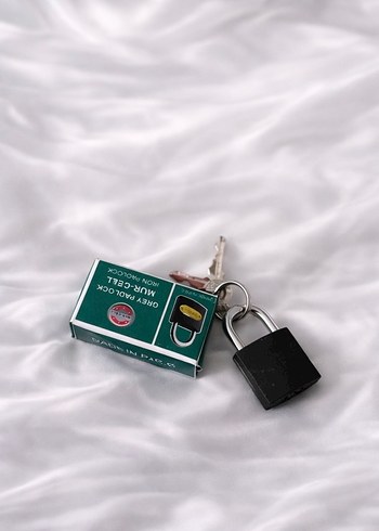 Siyah Metal Anahtarlık ve Küçük Asma Kilit - Görsel 2