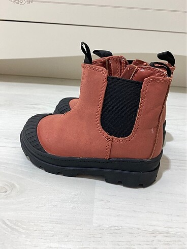 H&M çocuk botu