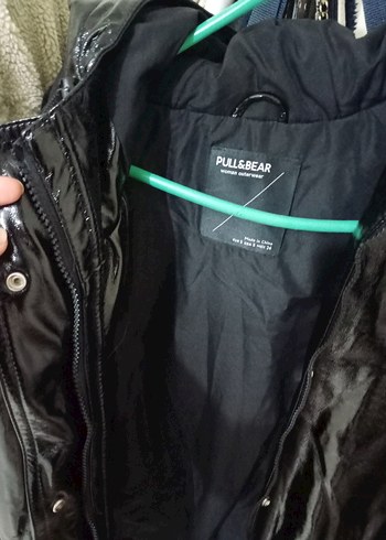 Pull and Bear Siyah Parlak Yağmurluk Midi Boy