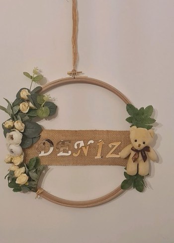 Bej Çiçekli ve Ayıcık Detaylı Duvar Süsü