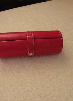 kırmızı makyaj çantası