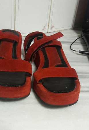 kırmızı ayakkabi