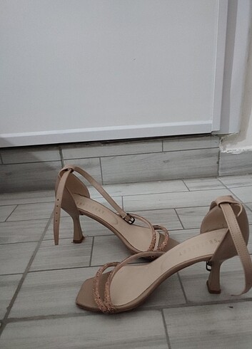 Yazlık topuklu ayakkabı - Görsel 3