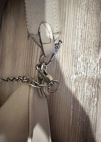 Beyaz Zincir Detaylı Prada Deri Çanta - Görsel 6